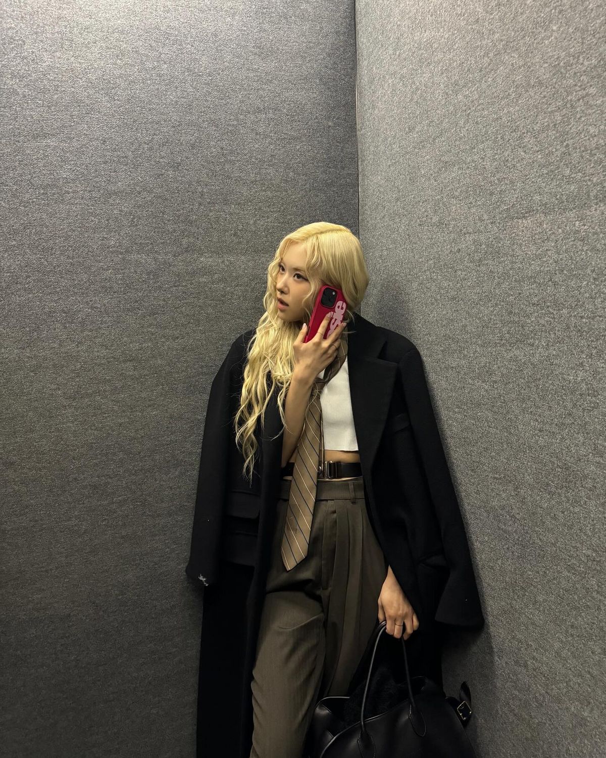 넥타이 패션 | 인스타그램 @roses_are_rosie