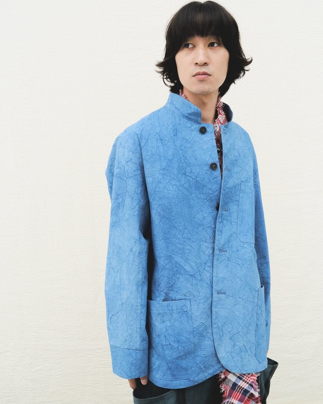 천연 염색으로 구현한 블루 컬러 워크 재킷.