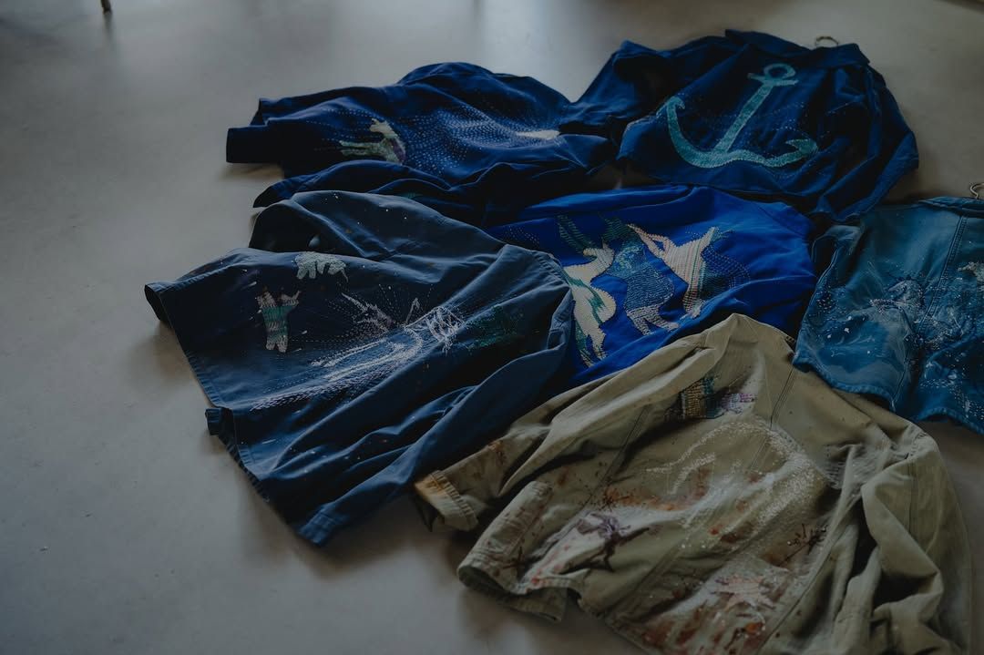 자수 기법으로 재탄생한 프렌치 워크 재킷들.