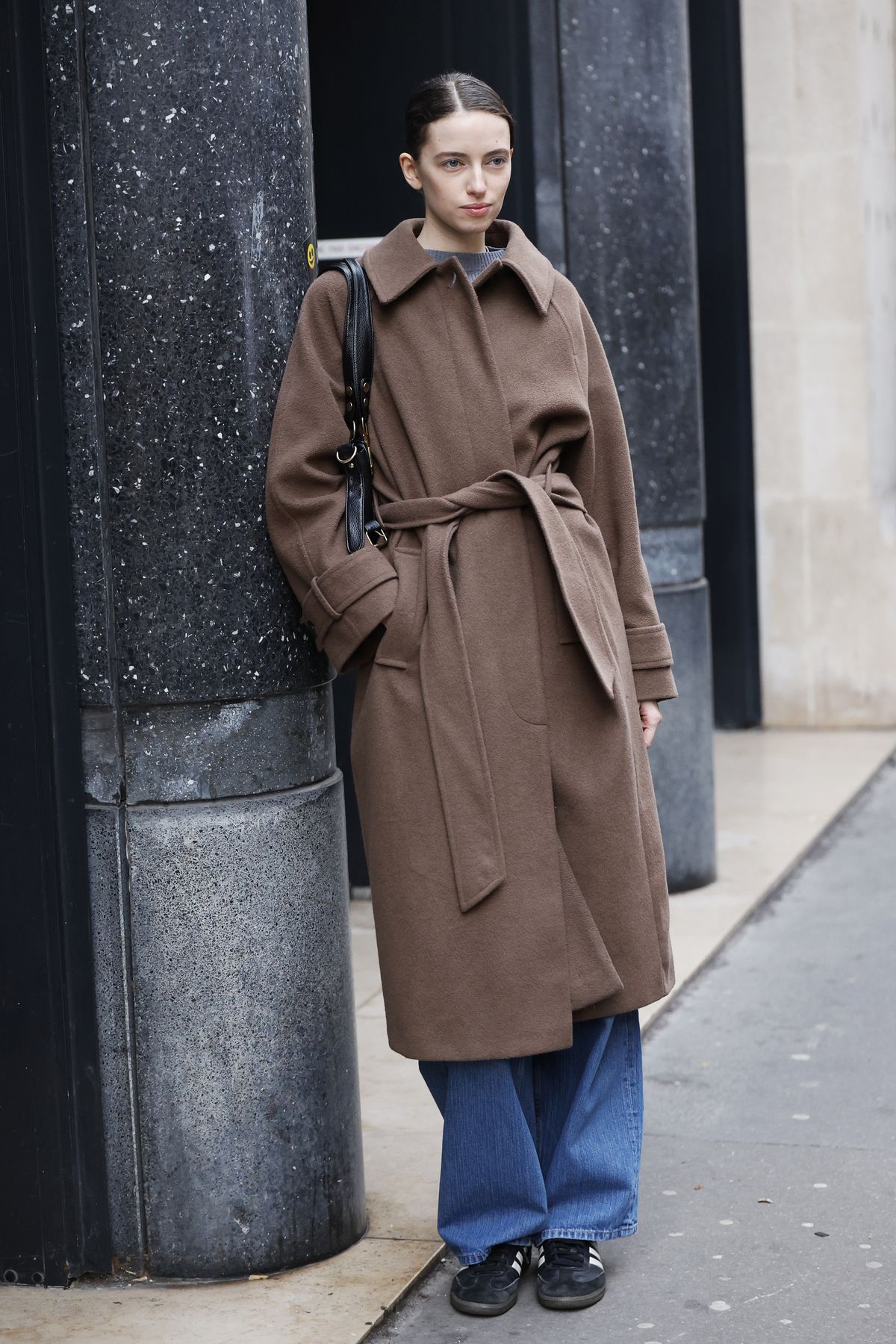 갈색 코트를 입은 해외 스트릿 사진. Photo by Claudio Lavenia/Getty Images