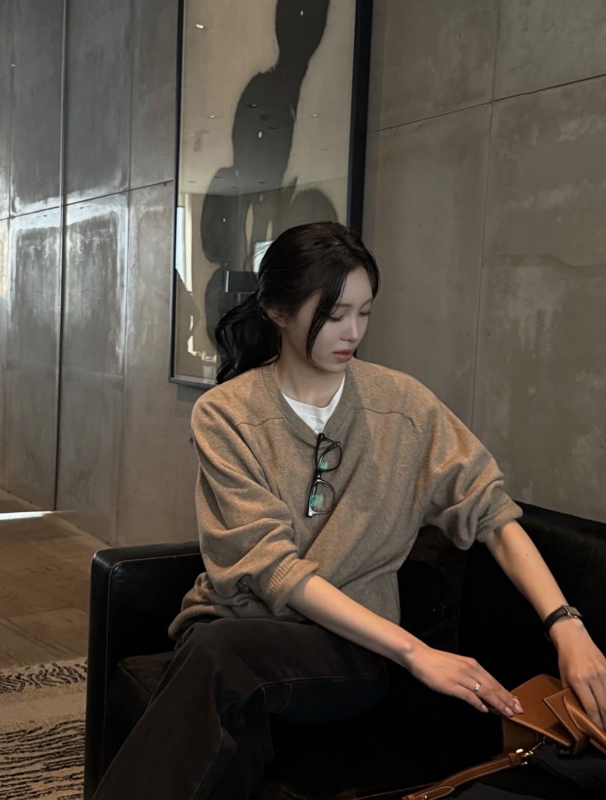 현지의 꾸안꾸 니트 스타일링. 인스타그램 @hyundipark