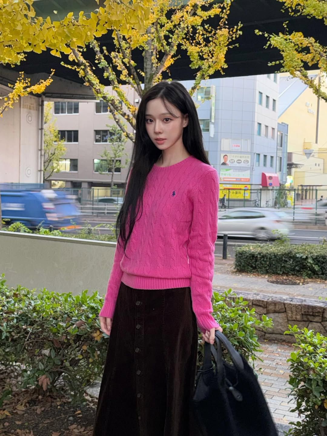 핑크 케이블 니트와 플레어스커트의 조합을 선보인 윈터. 인스타그램 @imwinter