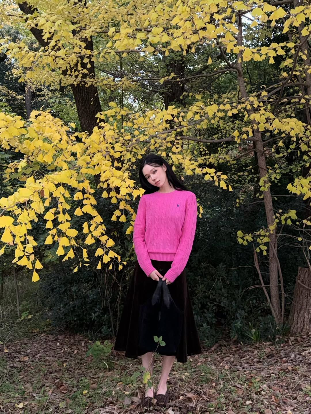 핑크 케이블 니트와 플레어스커트의 조합을 선보인 윈터. 인스타그램 @imwinter