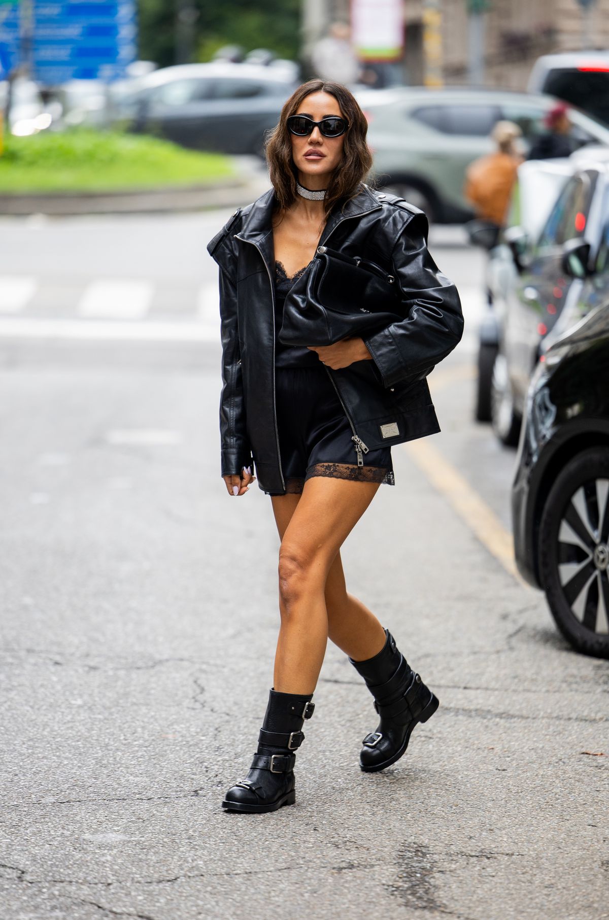 슬립 드레스 With 레더 자켓 | 출처 Getty Image