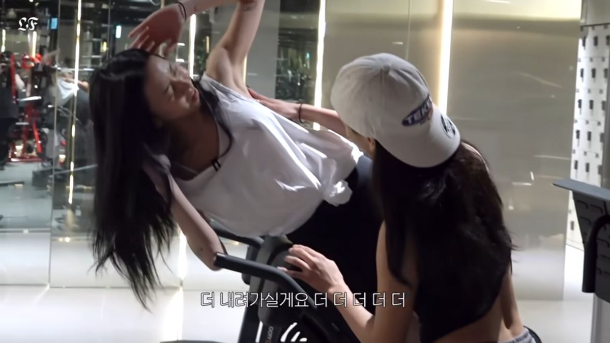 트와이스 지효 복근 운동 | 유튜브 <트와이스>