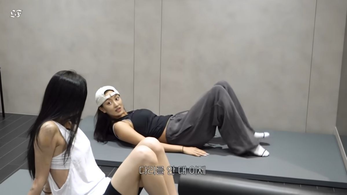 트와이스 지효 복근 운동 | 유튜브 <트와이스>