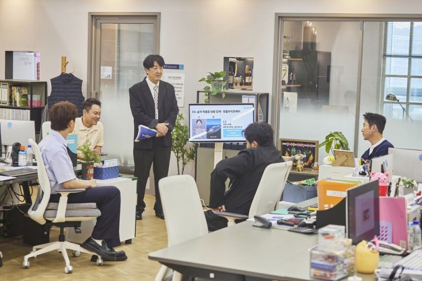 중요한 이야기를 미루는 이유. 쿠팡플레이 '직장인들' 스틸컷