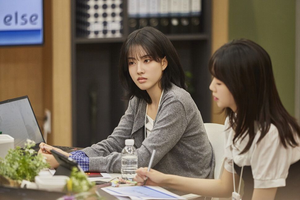 중요한 이야기를 미루는 이유. 쿠팡플레이 '직장인들' 스틸컷