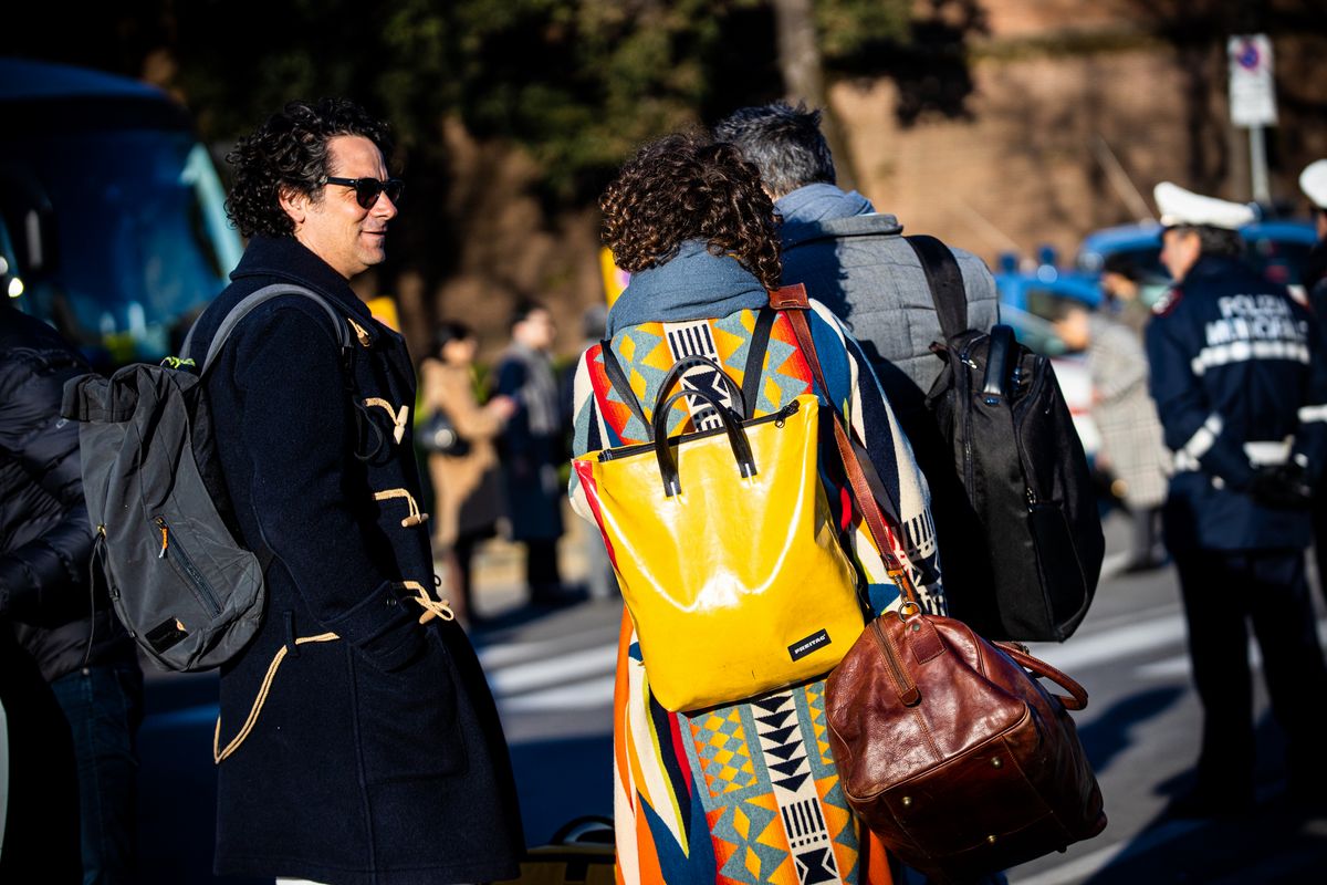 백팩을 멘 사람들 스트릿 사진. Photo by Claudio Lavenia/게티 이미지