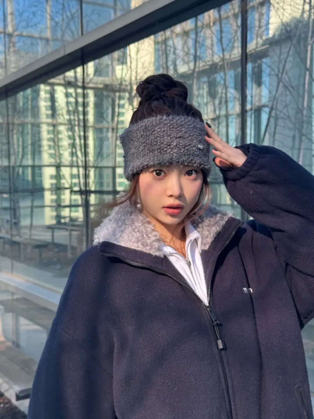 뽀글이 헤어 터번으로 귀여운 매력을 보여준 홍은채. 인스타그램 @hhh.e_c.v