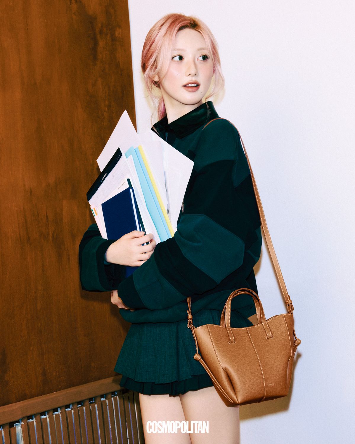 심 토트 나노 에디션 텍스처드 캐멀 72만5천원 Polène. 폴로 스웨터 Acne Studios. 플리츠스커트 Grove.