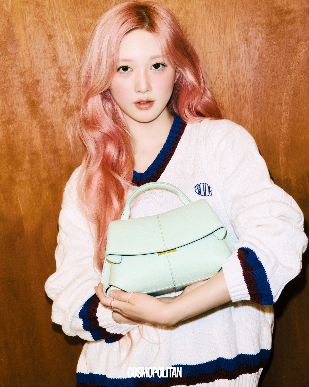 모키 미니 에디션 텍스처드 머메이드 그린 99만4천원 Polène. 니트 톱 Bode. 반지 모두 Engbrox.