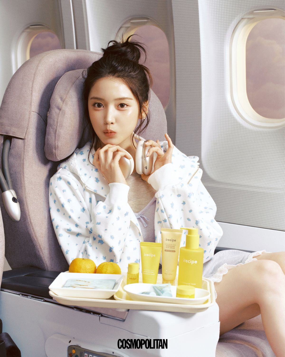 후드 집업 Smyeon. 이너 톱 Tannat. 레이스 미니드레스 Cider. 귀고리 JYDdM.