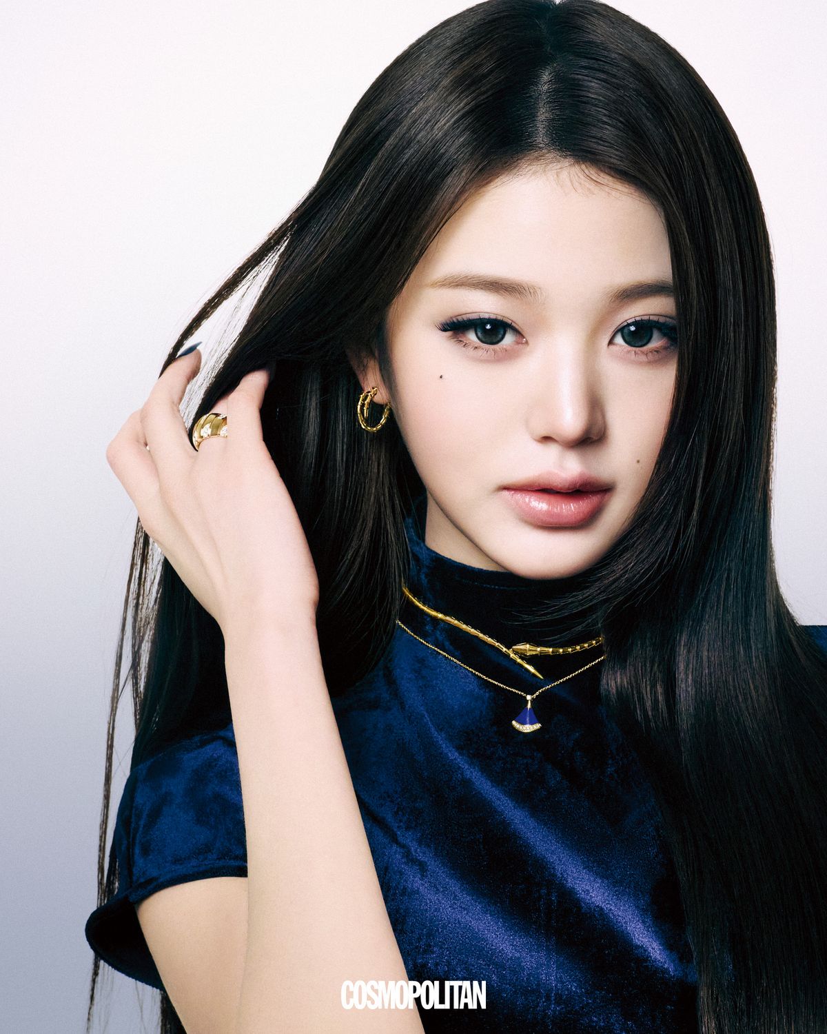 옐로 골드 세르펜티 바이퍼 이어링 4백96만원, 세르펜티 바이퍼 네크리스 2천40만원, 라피스 라줄리를 세팅한 디바스 드림 네크리스 스프링 에디션 6백45만원, 불가리 투보가스 링 1천3백10만원 모두 Bvlgari. 드레스 Alaïa. 