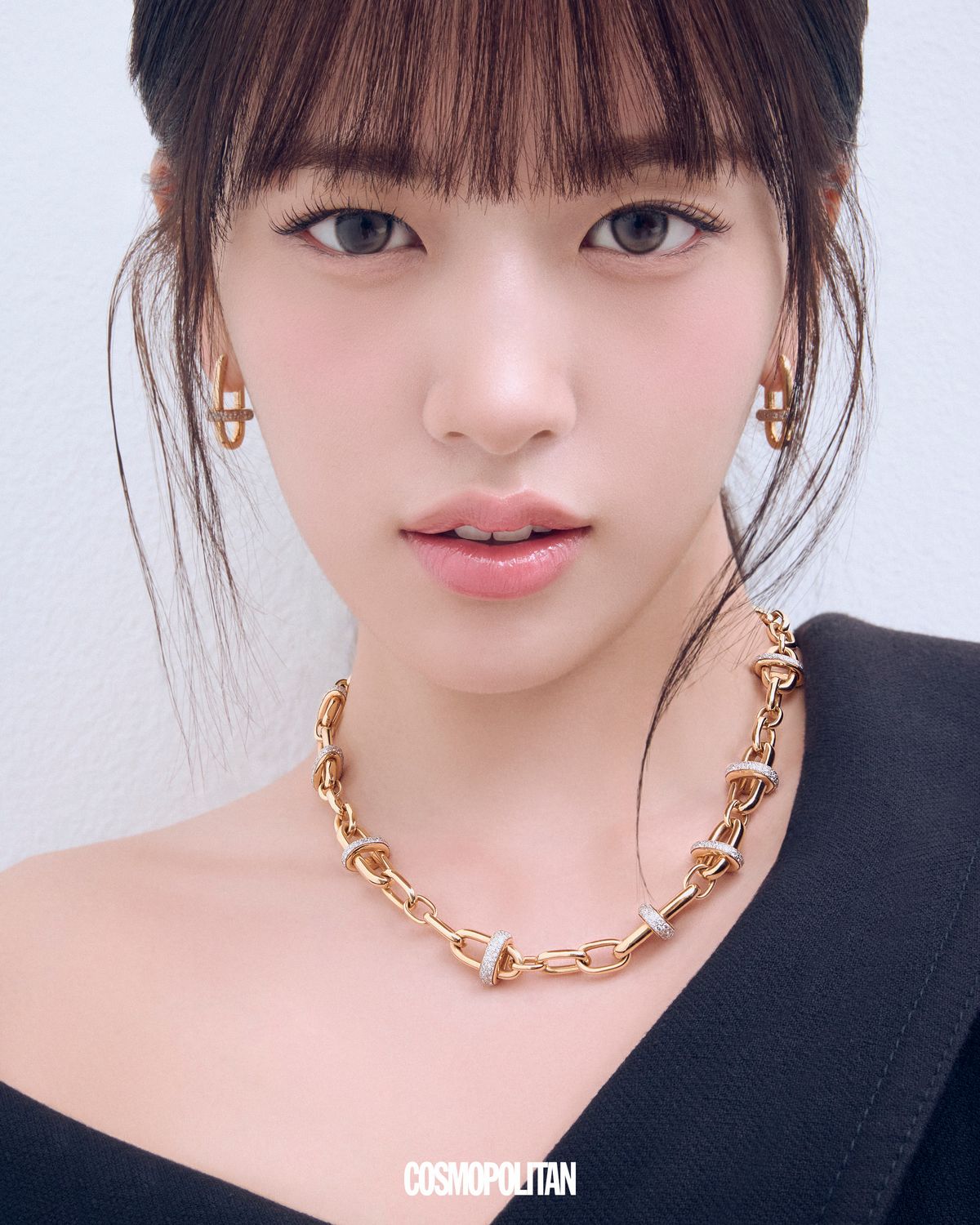  체인 디자인의 로즈 골드 이코니카 이어링, 링크에 567개의 다이아몬드를 세팅한 로즈 골드 이코니카 하이주얼리 네크리스 모두 가격미정 Pomellato. 드레스 Bottega Veneta. 