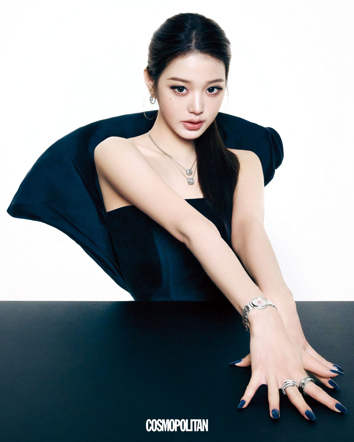 이어링 8백40만원, 헤드 앤 테일 다이아몬드 세팅의 세르펜티 바이퍼 펜던트 8백80만원, 풀 파베 세팅의 세르펜티 바이퍼 펜던트 1천5백50만원, 불가리 불가리 레이디 워치 6백65만원, 오른손 검지의 비제로원 3밴드 링 4백66만원, 중지의 풀 파베 세르펜티 바이퍼 링 2천7백80만원 모두 Bvlgari. 튜브톱 드레스 Anna Kiki. 