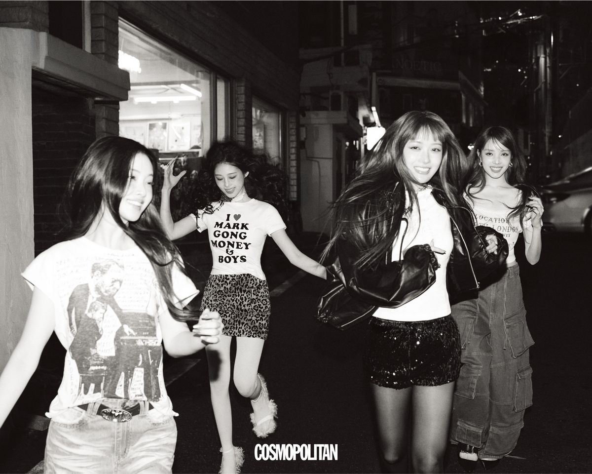 이현이 입은 그래픽 티셔츠 Enfants Riches Déprimés. 팬츠 Noirmute. 스웨이드 벨티드 부츠 Isabel Marant Etoile. 벨트 Mark Gong. 베니가 입은 그래픽 티셔츠와 스커트, 퍼 트리밍 샌들 힐 모두 Mark Gong. 비즈 네크리스Cider. 타이츠는 스타일리스트 소장품.쿠미가 입은 레더 블루종 Isabel Marant Etoile. 후드 티셔츠 Gila Archive. 시퀸 마이크로 쇼츠 Cider. 실버 초커 Vivienne Westwood. 함께 레이어드 한 네크리스는 스타일리스트 소장품. 미아가 입은 도트 패턴 볼레로와 슬리브리스 모두 Effet De Soleil. 포켓 디테일 팬츠Mark Gong. 벨티드 키튼힐 Enfants Riches Déprimés. 이어링은 스타일리스트 소장품.