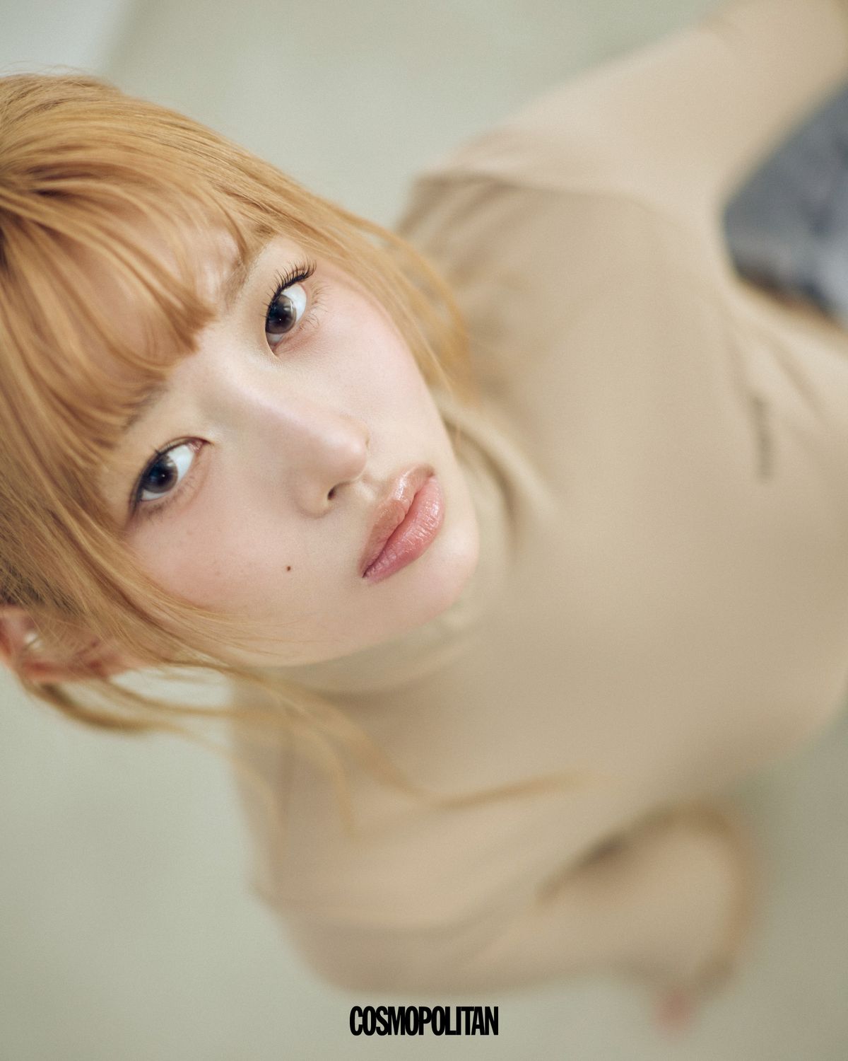 아련한 핑크 브라운 컬러가 레이의 눈동자에 부드러운 온기를 남긴다. 빛을 머금은 듯 촉촉하게 빛나는 눈. 차분한 온도가 머무는 장면. 마틀 피치 1박스 10개입 2만원 rom’u.