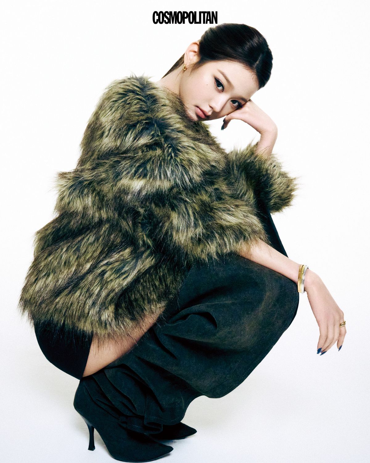 불가리 투보가스 후프 이어링 3백30만원, 비제로원 에센셜 뱅글 로즈 골드와 옐로 골드 버전 각각 7백20만원, 화이트 골드 버전 7백60만원, 세르펜티 바이퍼 링 6백20만원 모두 Bvlgari. 페이크 퍼 재킷 Push Button. 쇼츠 Miu Miu. 롱부츠 H&MxGlenn Martens. 