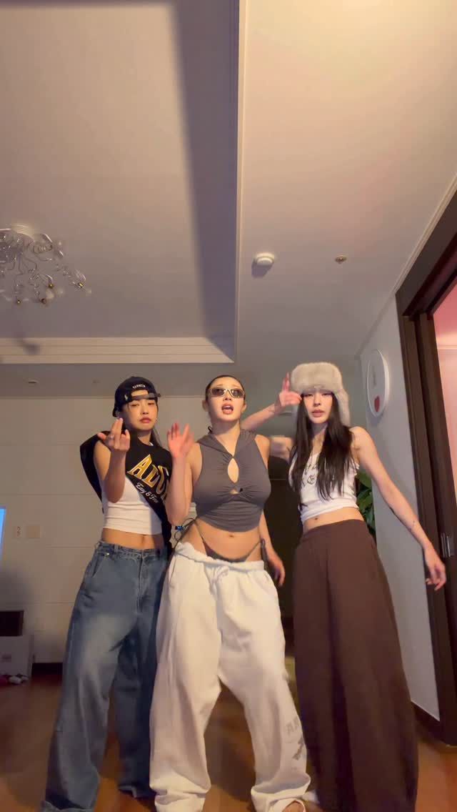 리정의 새깅 룩. 인스타그램 @leejung_lee