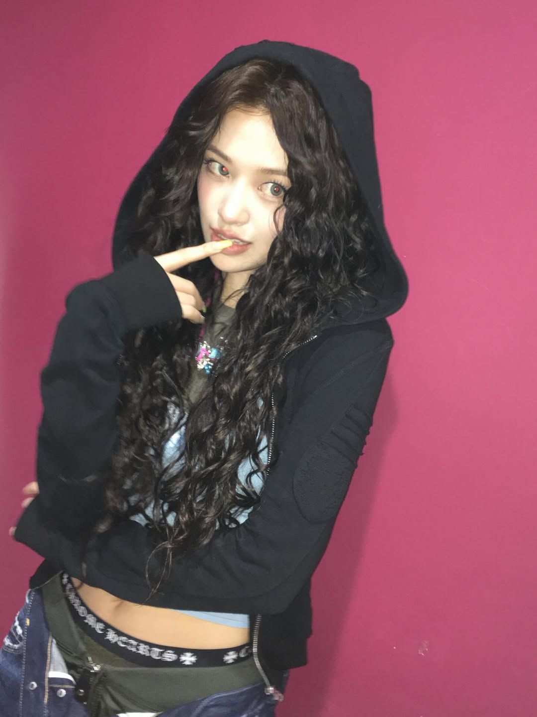 안유진의 새깅 룩. 인스타그램 @_yujin_an