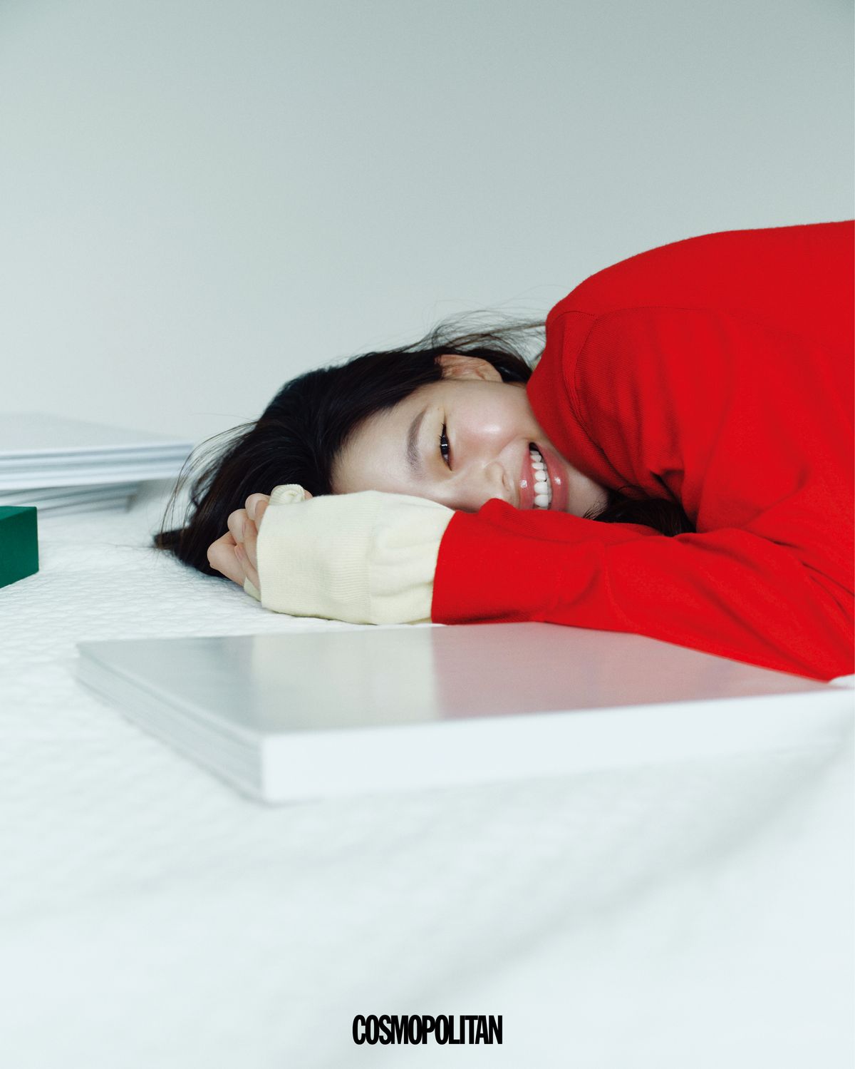 레드 니트 톱, 이너 니트 톱 모두 가격미정 Loewe. 