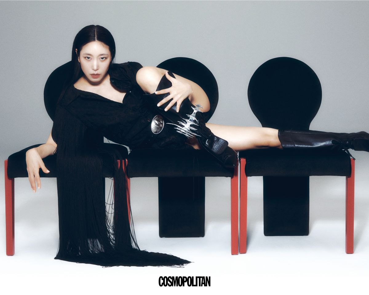 톱, 쇼츠, 벨트 모두 Mark Gong. 롱부츠, 뱅글 스타일리스트 소장품.