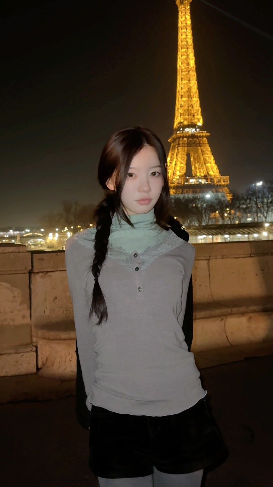 모카의 민트 룩. 인스타그램 @illit_official