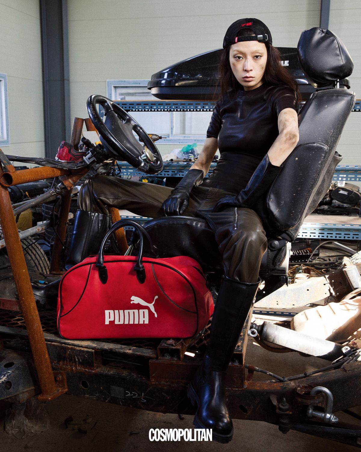 레더 톱, 레더 팬츠 가격미정 모두 Acne Studios. 메시 볼캡, 롱부츠 모두 가격미정 Diesel. 글러브 17만5천원 Cos. 그립 백 15만9천원 Puma.