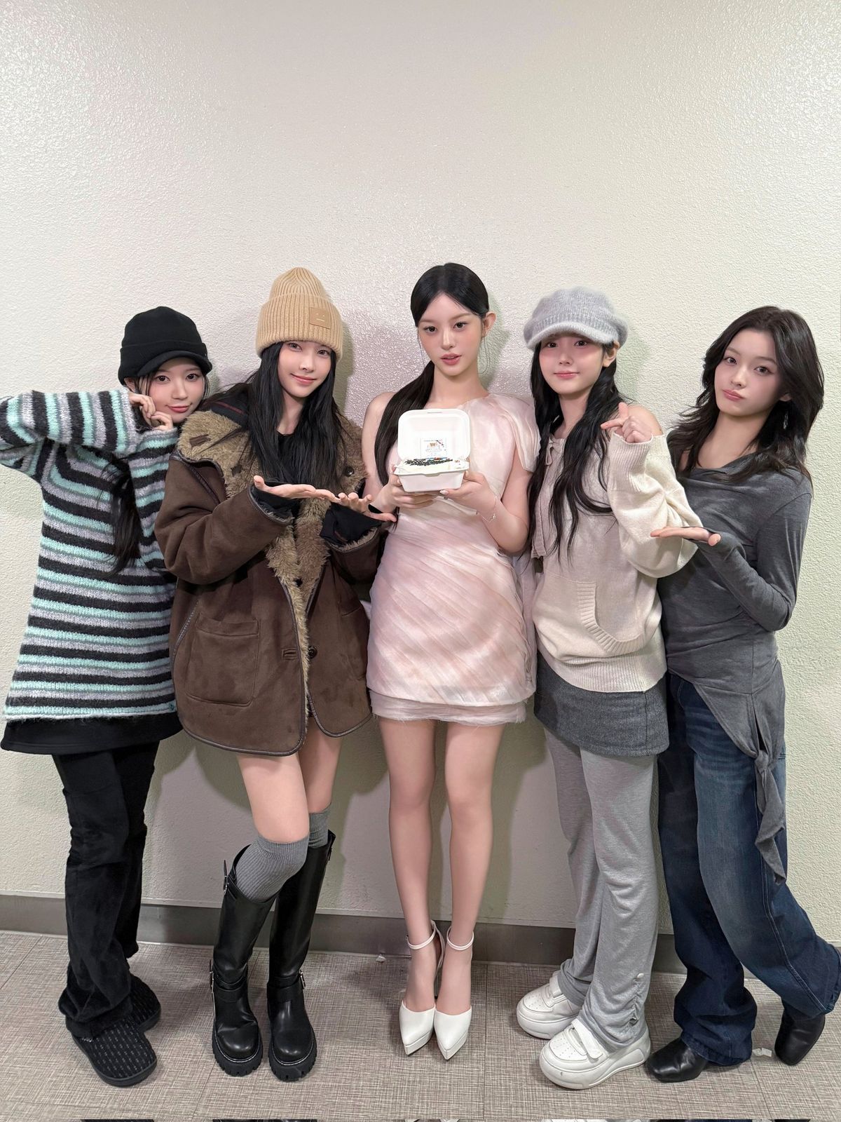 모카의 민트 룩. X @ILLIT_twt