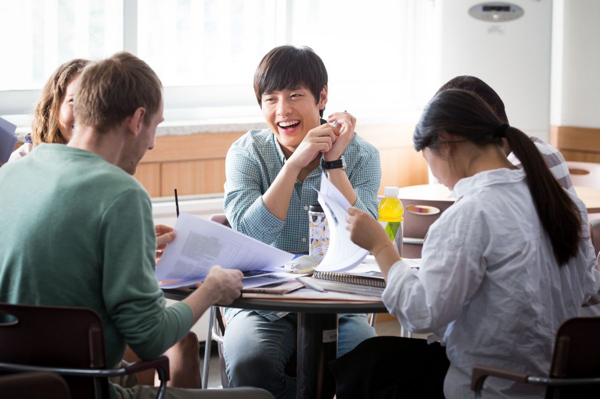 ‘스물’ 스틸컷. 네이버 영화 ‘스물’(2015)