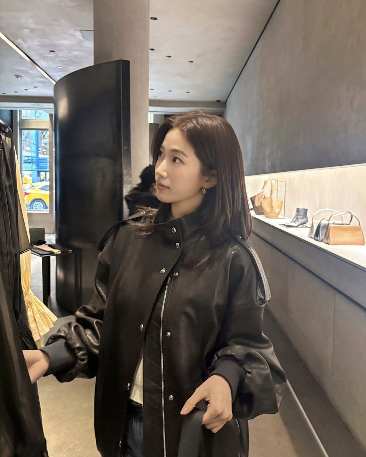 카즈하 레더 블루종 패션 | 인스타그램 @zuhazana 