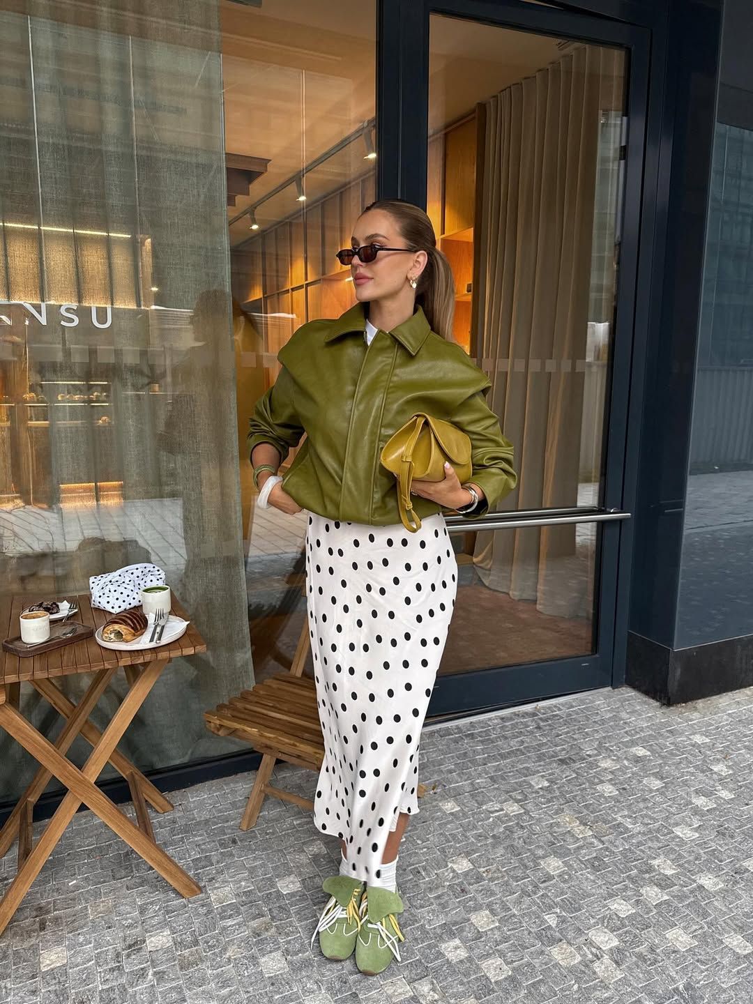 원색 스니커즈 | 인스타그램 @nadiyalyalko