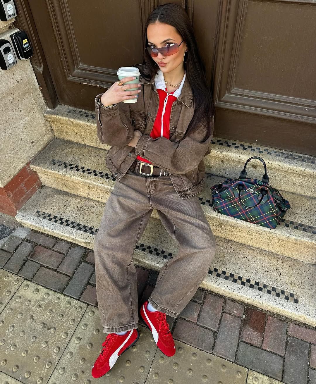 원색 스니커즈 | 인스타그램 @rachelhowarth_