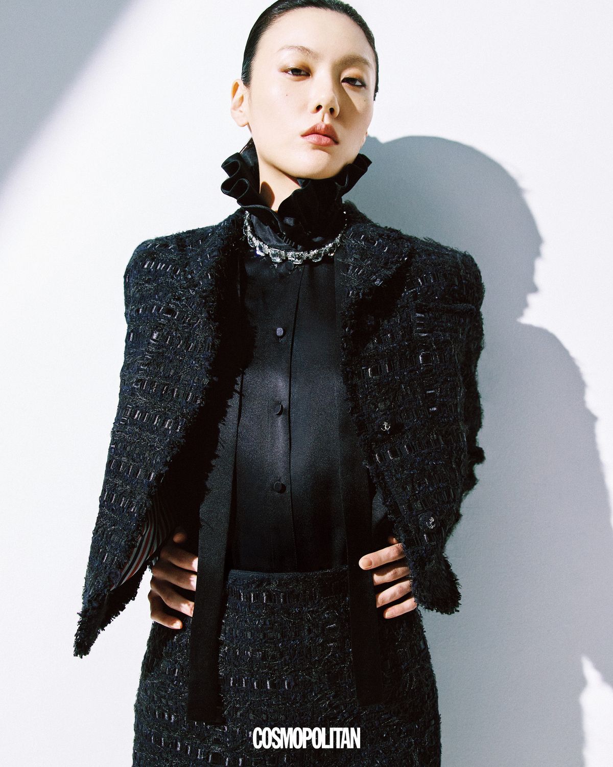  트위드 재킷 9백18만원, 트위드 스커트 5백33만원 모두 Thom Browne. 하이넥 프릴 셔츠 가격미정 Gucci. 크리스털 네크리스 59만5천원 N˚21.