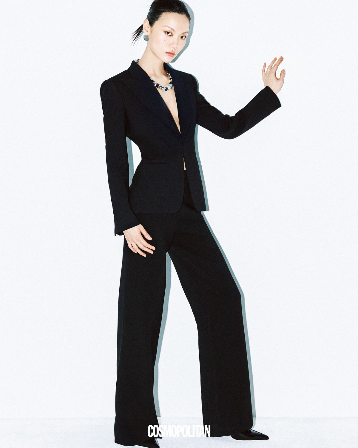  블레이저, 팬츠 모두 가격미정 Gucci. 귀고리 53만9천원 Tom Wood. 초커 가격미정 Chanel. 펌프스 가격미정 Tom Ford.