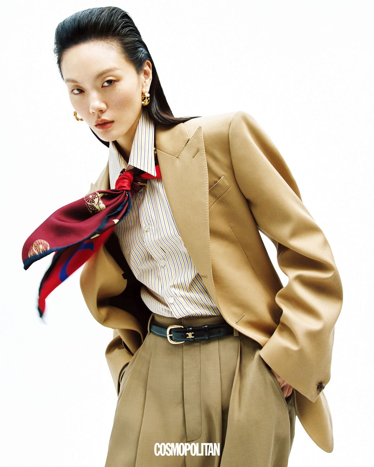 재킷 4백60만원, 핀턱 팬츠 2백5만원, 실크 스카프 82만원, 벨트 81만원 모두 Celine. 셔츠 가격미정 Burberry. 귀고리 가격미정 Ami Paris.