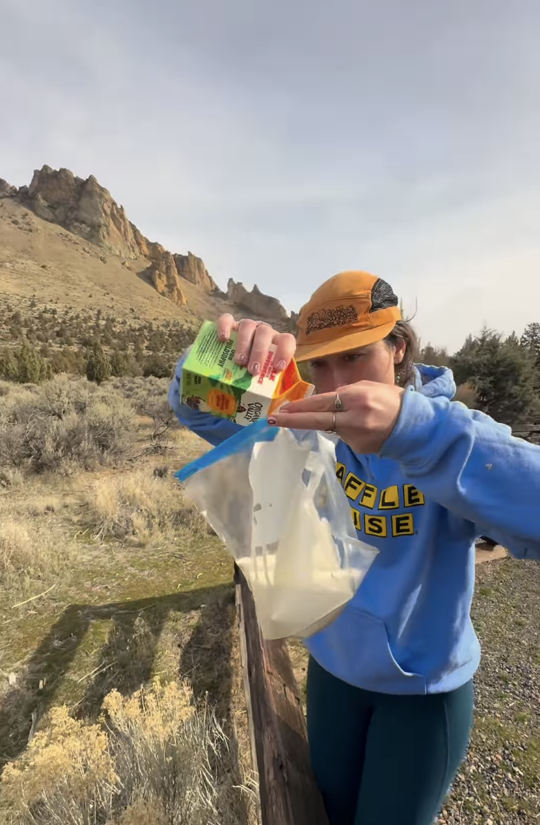 비닐 팩에 버터 재료를 넣고 있는 모습, 인스타그램 @lib_claire