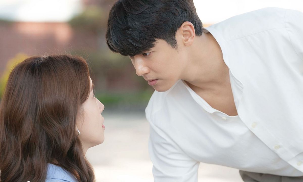 야릇한 분위기가 어색한 커플의 특징. 카카오TV ‘아직 낫서른’ 스틸컷