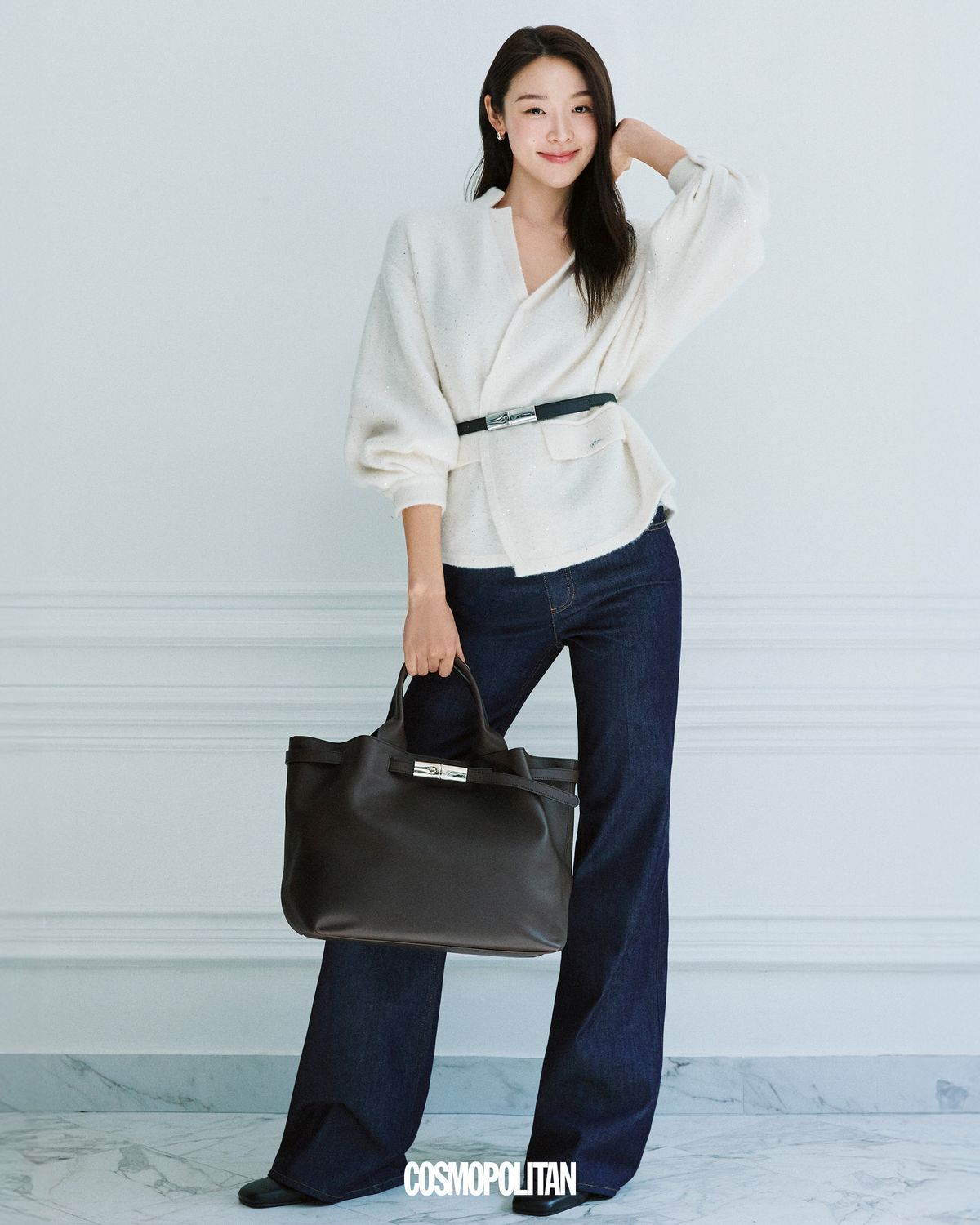 가디건, 팬츠, 벨트, 가방 모두 Longchamp