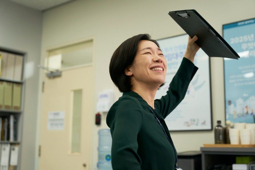 염혜란의 '매드 댄스 오피스'. 사진 네이버 영화