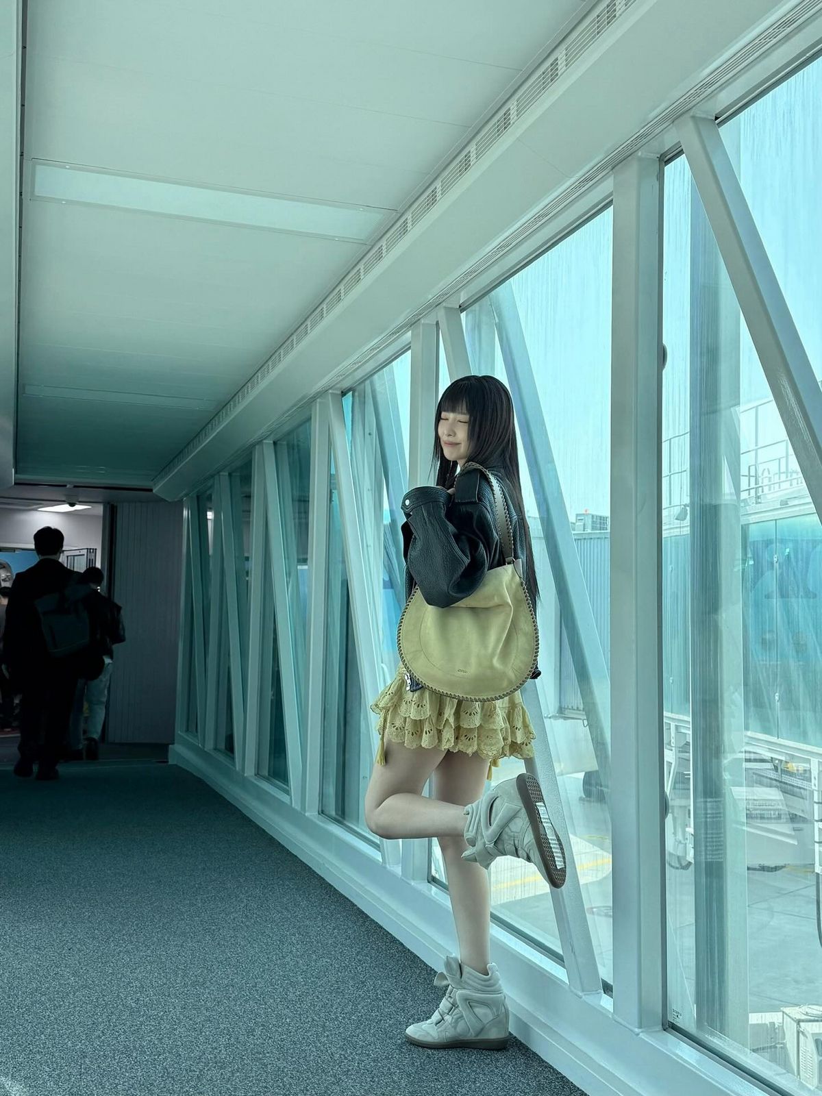 슬기의 웨지 슈즈 스타일링. 인스타그램 @hi_sseulgi