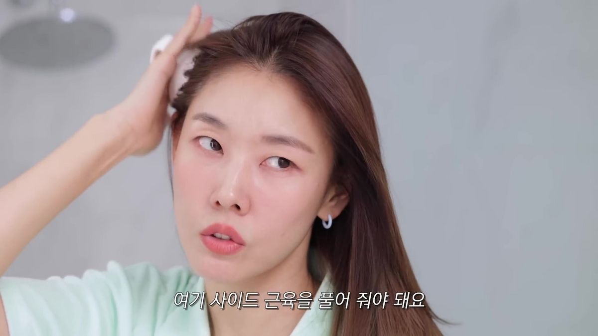 측두근에 긴장이 쌓이면 얼굴선이 둔해지고 처질 수가 있다. 유튜브 <한혜진 Han Hye Jin>