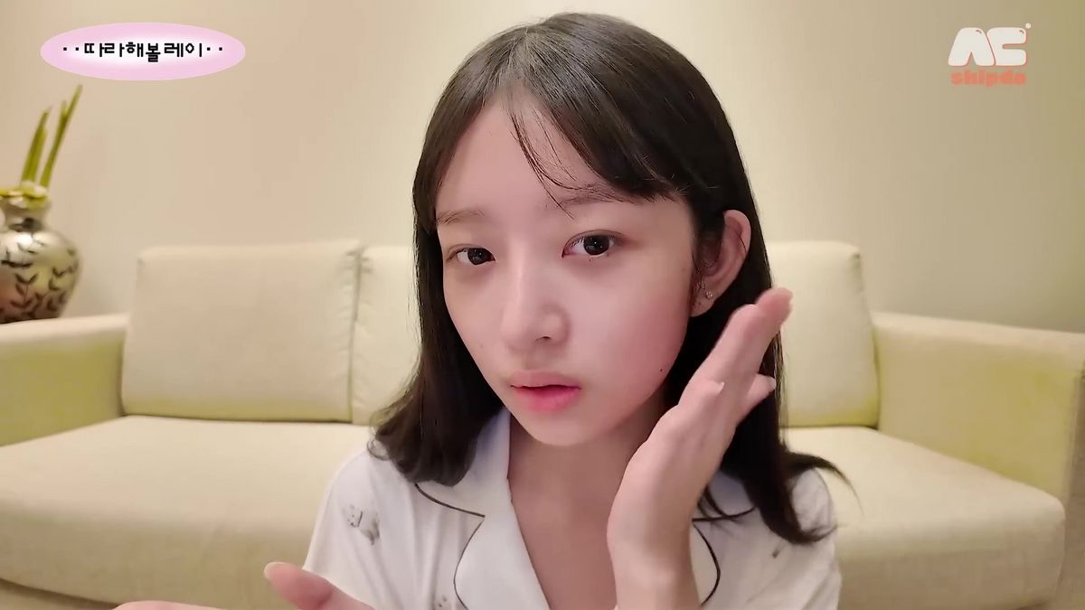 꼼꼼하고 충분한 기초케어는 피부 탄력에 도움이 된다. 유튜브 <따라해볼레이>