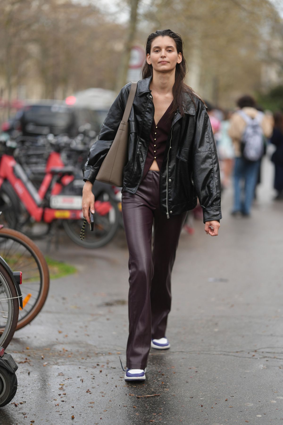 가죽 재킷을 입는 다양한 방법. 사진 게티 이미지