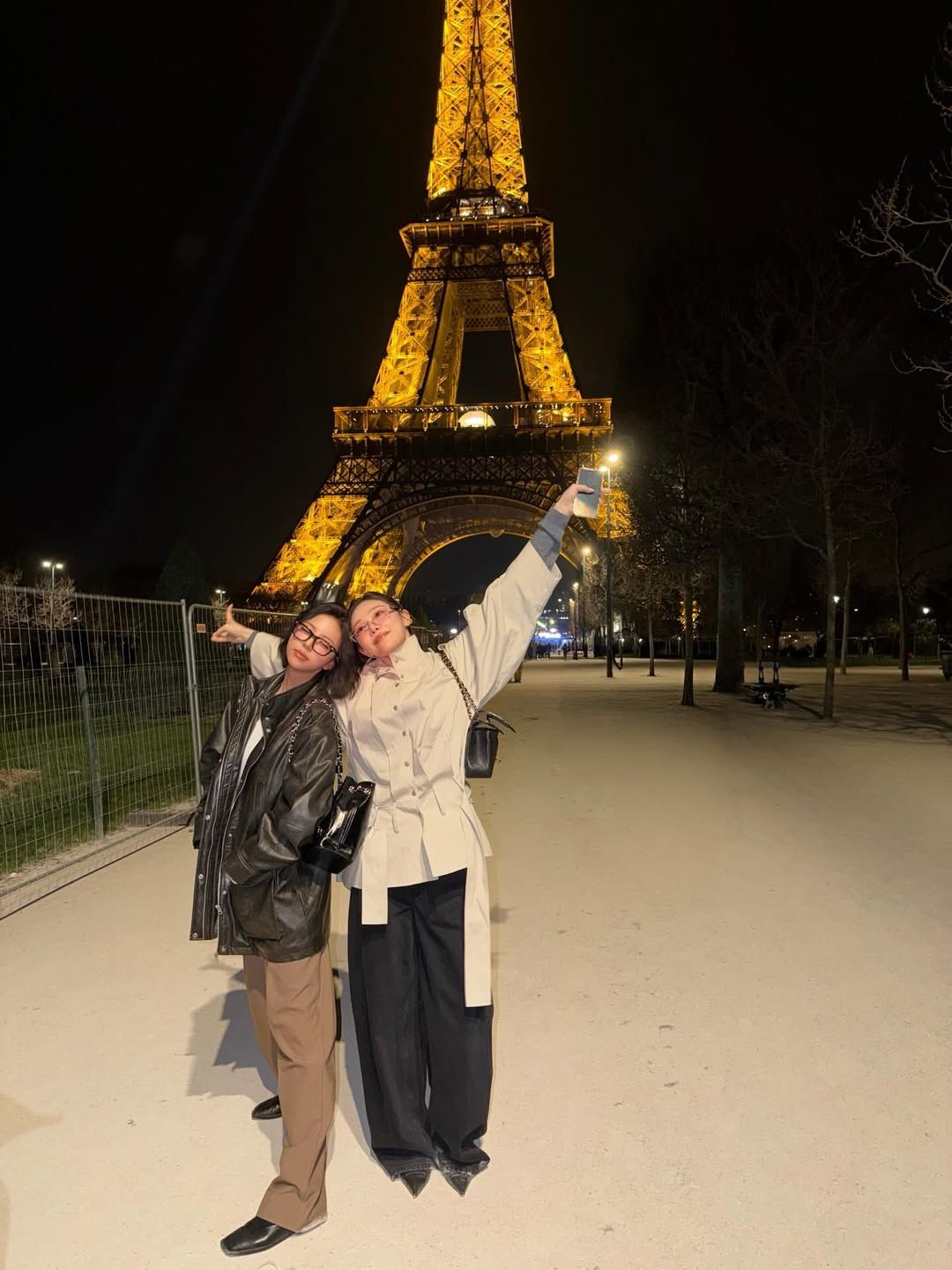 숏 트렌치코트를 드레시하게 연출한 이시안. 인스타그램 @youseeany