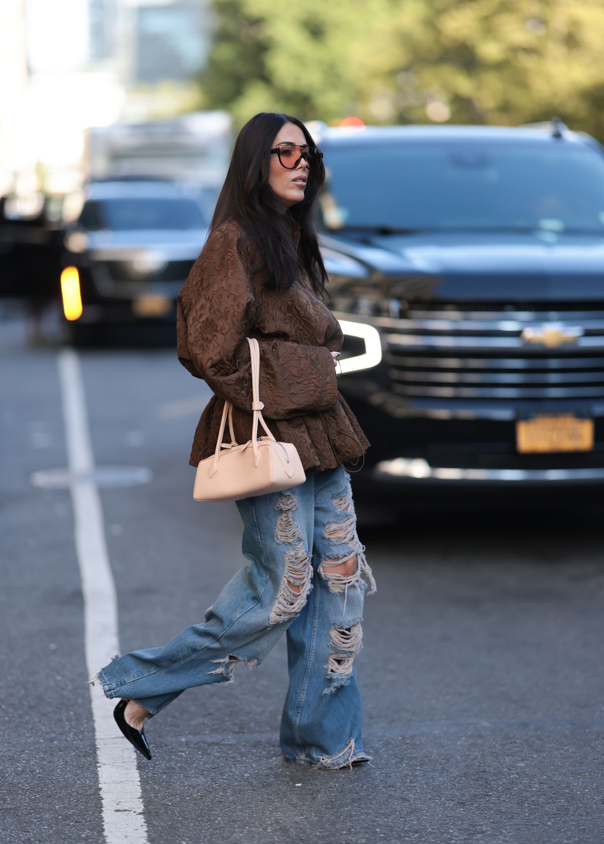 찢청을 다양한 방식으로 입기. 해외 스트릿 컷. 사진 게티 이미지