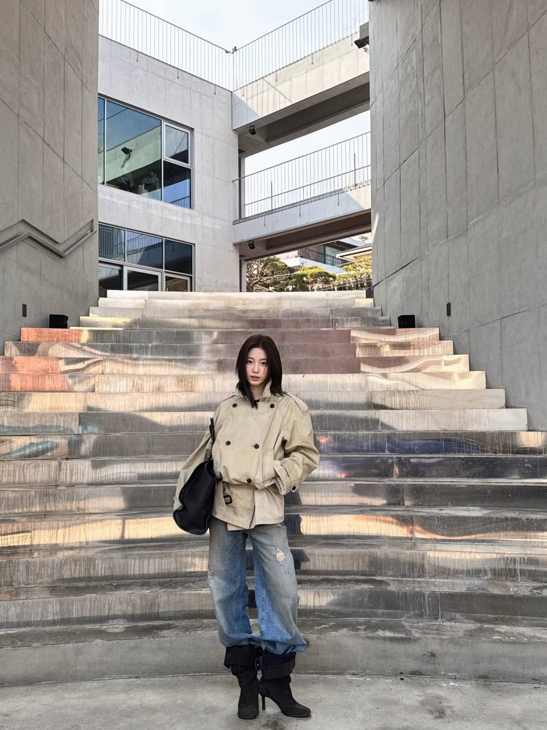 숏 트렌치코트로 걸크러시를 저격한 카즈하. 인스타그램 @zuhazana