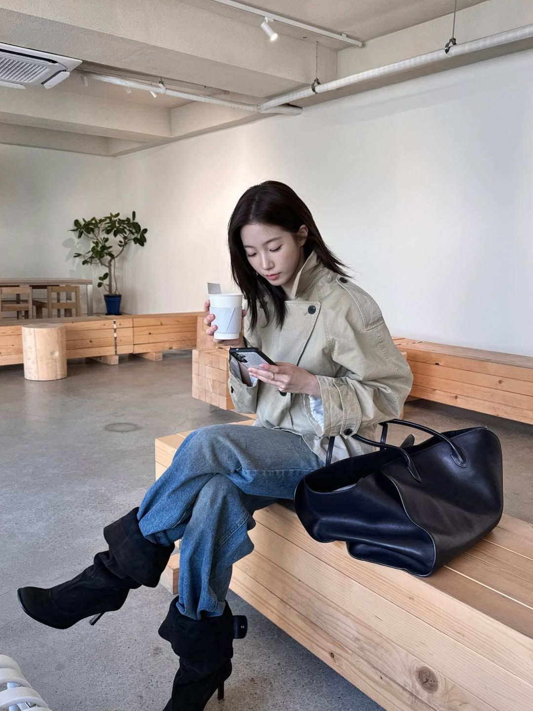 숏 트렌치코트로 걸크러시를 저격한 카즈하. 인스타그램 @zuhazana