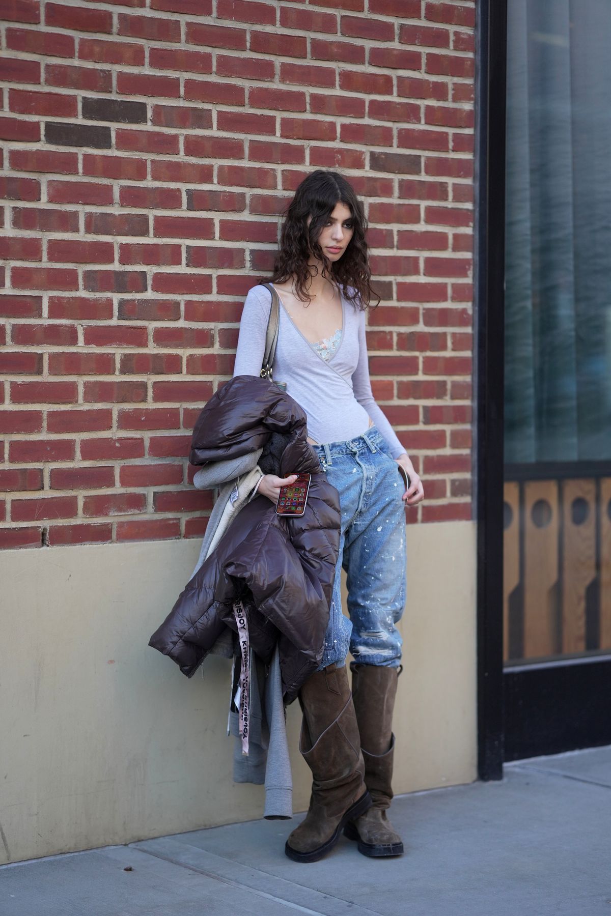 찢청을 다양한 방식으로 입기. 해외 스트릿 컷. 사진 게티 이미지